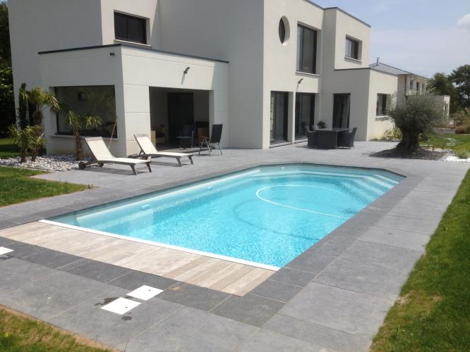 Photo d'une piscine avec une coque en polyester