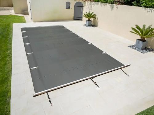 Couvertures à barres pour piscines