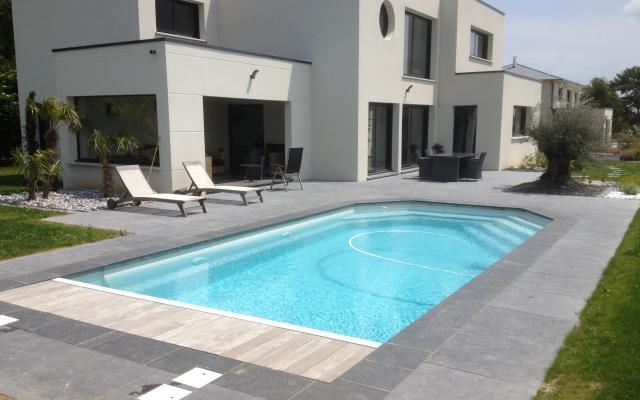 Installation d'une piscine à coque polyester - Piscines Delente - près de Caen 