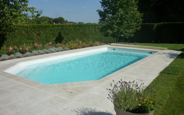 Aménagement d'une piscine à coque polyester - Piscine Delente - Calvados 