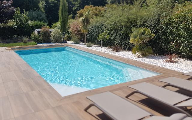 Installer une piscine à coque polyester par les Piscines Delente près de Caen 