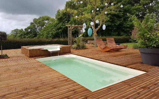 Amenagement d'une piscine à coques polyester par les Piscines Delente proche de Caen 