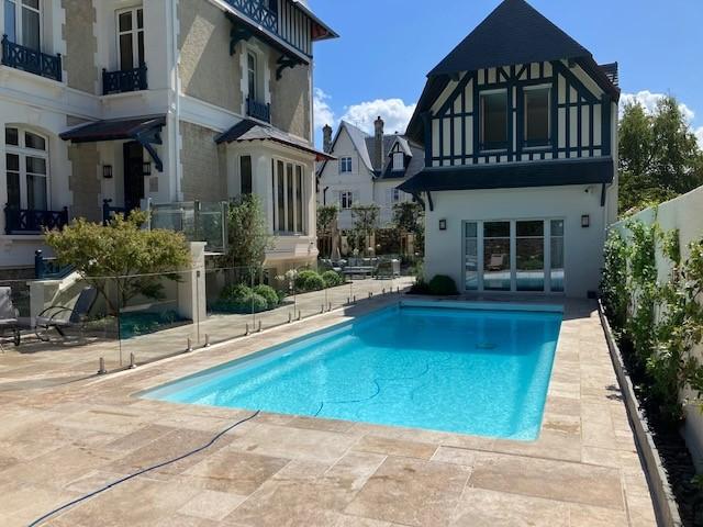 Pose d’une piscine Kryptonite au coeur de Deauville